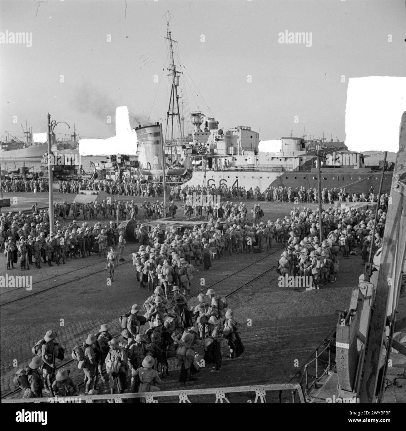 Im August 1941 warteten Soldaten der Polnischen Unabhängigen Karpaten-Brigade am Kai von Alexandria, um an Bord der Zerstörer der Royal Navy, einschließlich der HMS Kingston, nach Tobruk zu gelangen. Stockfoto