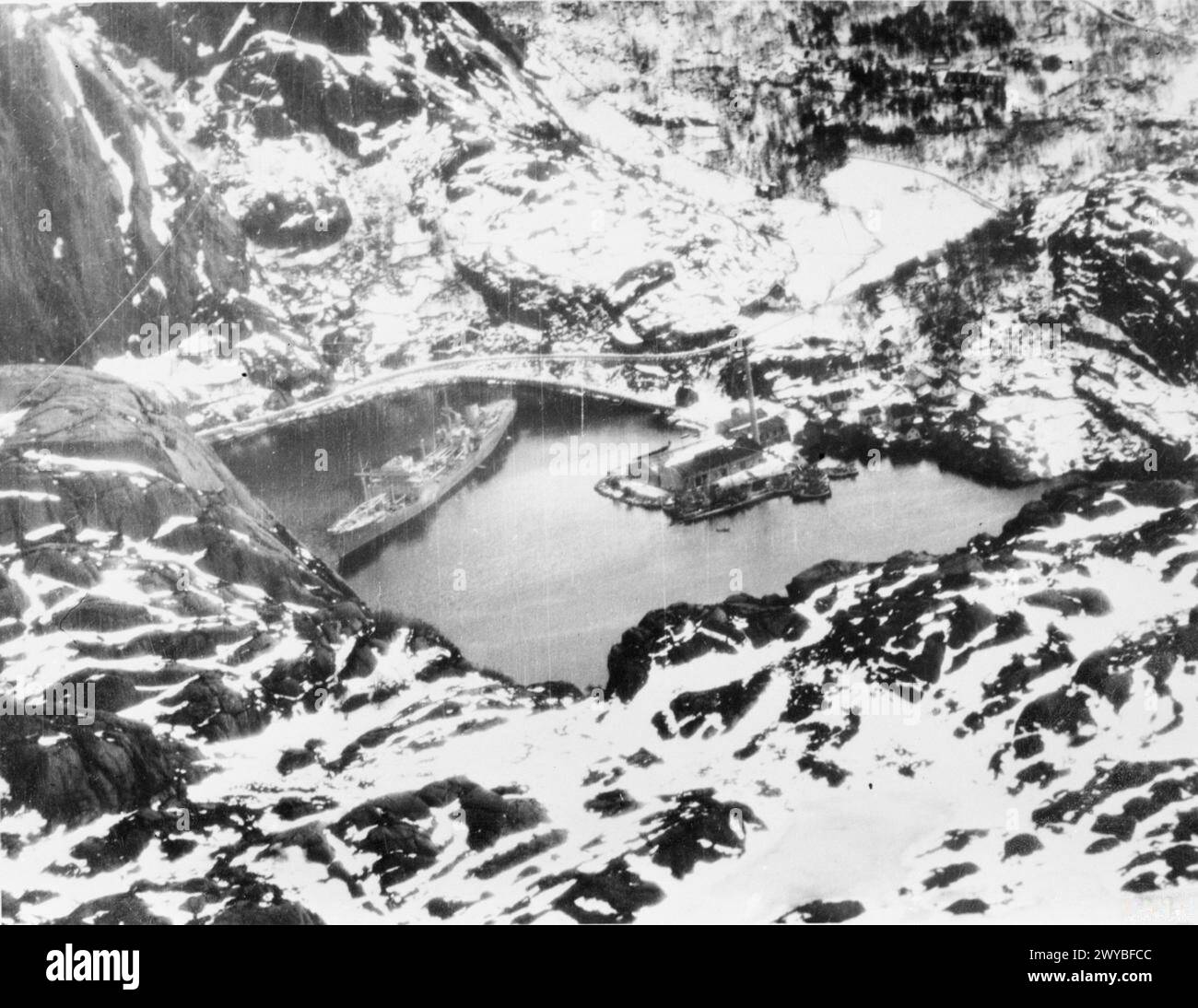 Im Februar 1940 wurde das deutsche Versorgungs- und Gefängnisschiff Altmark in Jossing Fjord, Norwegen, vor dem Angriff der HMS Cossack von einem Lockheed Hudson der RAF No. 18-Gruppe vor Anker gebracht. Stockfoto