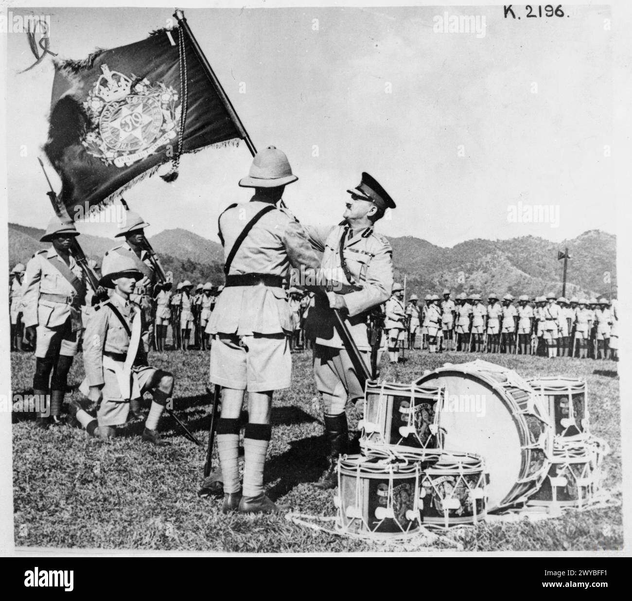 KARIBISCHE STREITKRÄFTE WÄHREND DES ZWEITEN WELTKRIEGS - Eine Regimentsfarben-Präsentation in Trinidad. Das Foto zeigt: Die Colour Party erhält die Regimentsfarbe des 1. Bataillons Trinidad Volunteers von Major Sir H Young im Queen's Park Savannah im Hafen von Spanien. Ein Schwarzweißkopie-negativ , Stockfoto