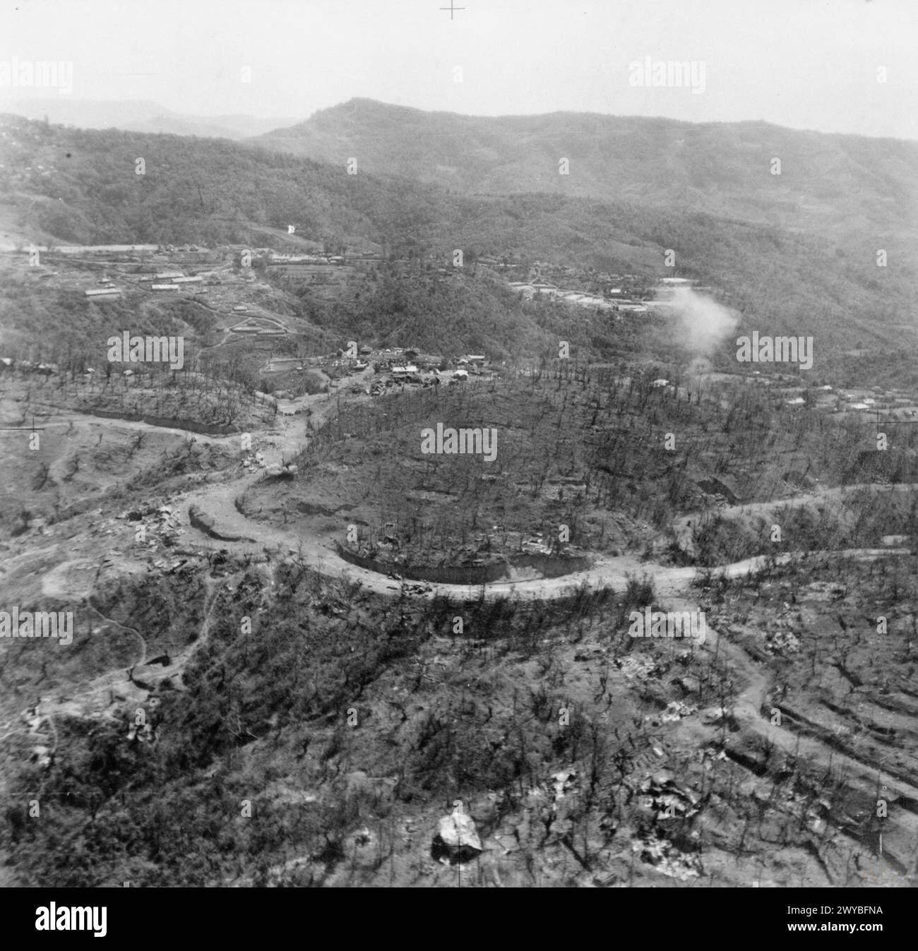 ZWEITER WELTKRIEG 1939–1945: BIRMA-KOHIMA. Mit Blick nach Osten, mit Jail Hill in der Mitte, mit Hauptstraße, die um sie herum verläuft und durch die Schnittstelle verschwindet. Treasury Hill und Assam Rifles Barracks befinden sich etwas links und das Naga Village ganz oben links. , Stockfoto