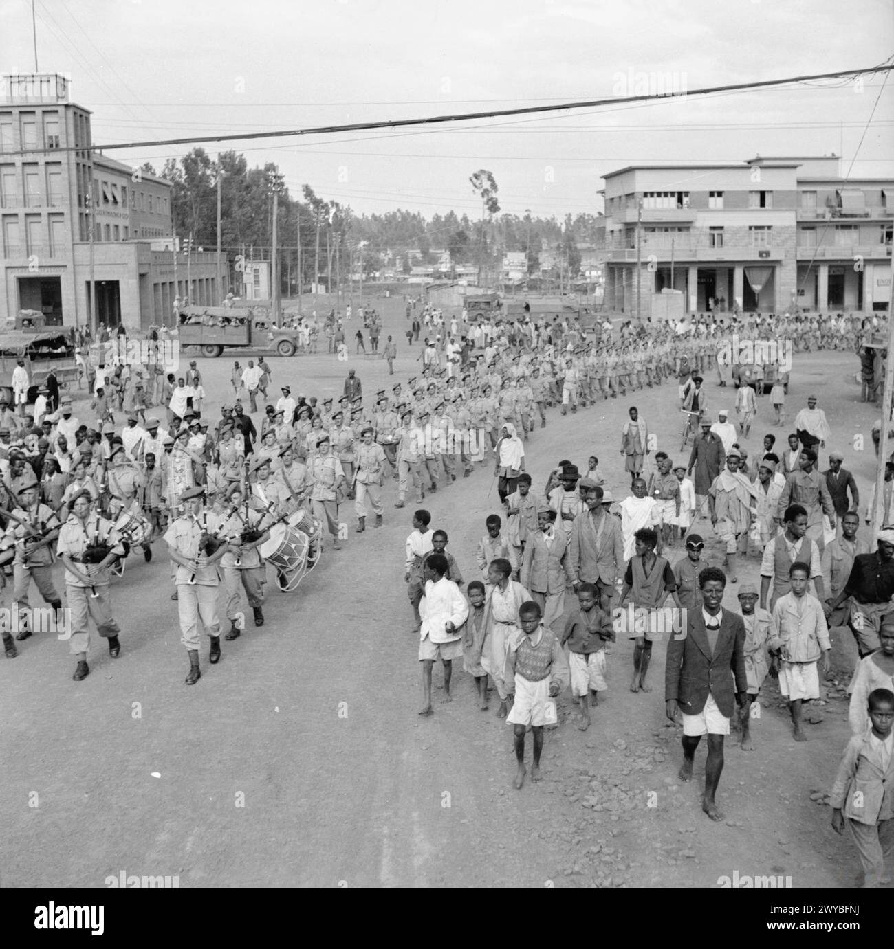 Truppen des Transvaal-Regiments marschieren durch Addis Abeba, angeführt von ihrer Pfeifenband während einer Militärprozession. Stockfoto