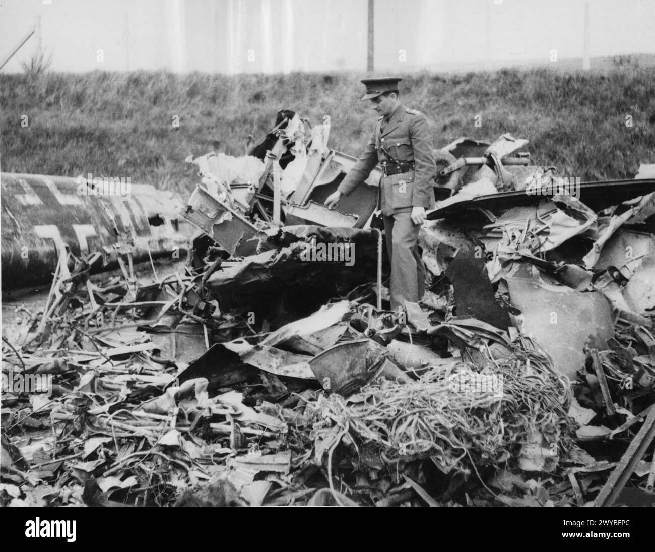 DER FLUG VON RUDOLF HESS NACH GROSSBRITANNIEN 1941 – Ein britischer Offizier inspiziert das Wrack von Hess' Messerchmitt Bf 110, nachdem es am 13. Mai 1941 in ein RAF-Depot in Schottland gebracht worden war. , Stockfoto