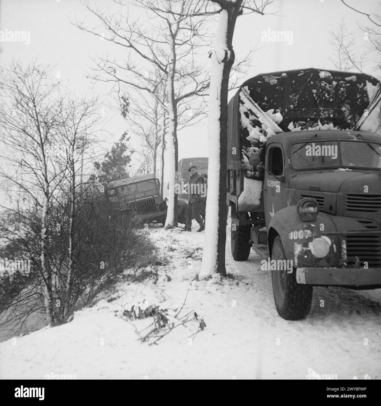 Fahrzeuge in Belgien auf der Straße Tilburgh–Turnhout sind während der Operationen der britischen Armee in Nordwesteuropa (1944–1945) an einem Eisunfall beteiligt. Stockfoto