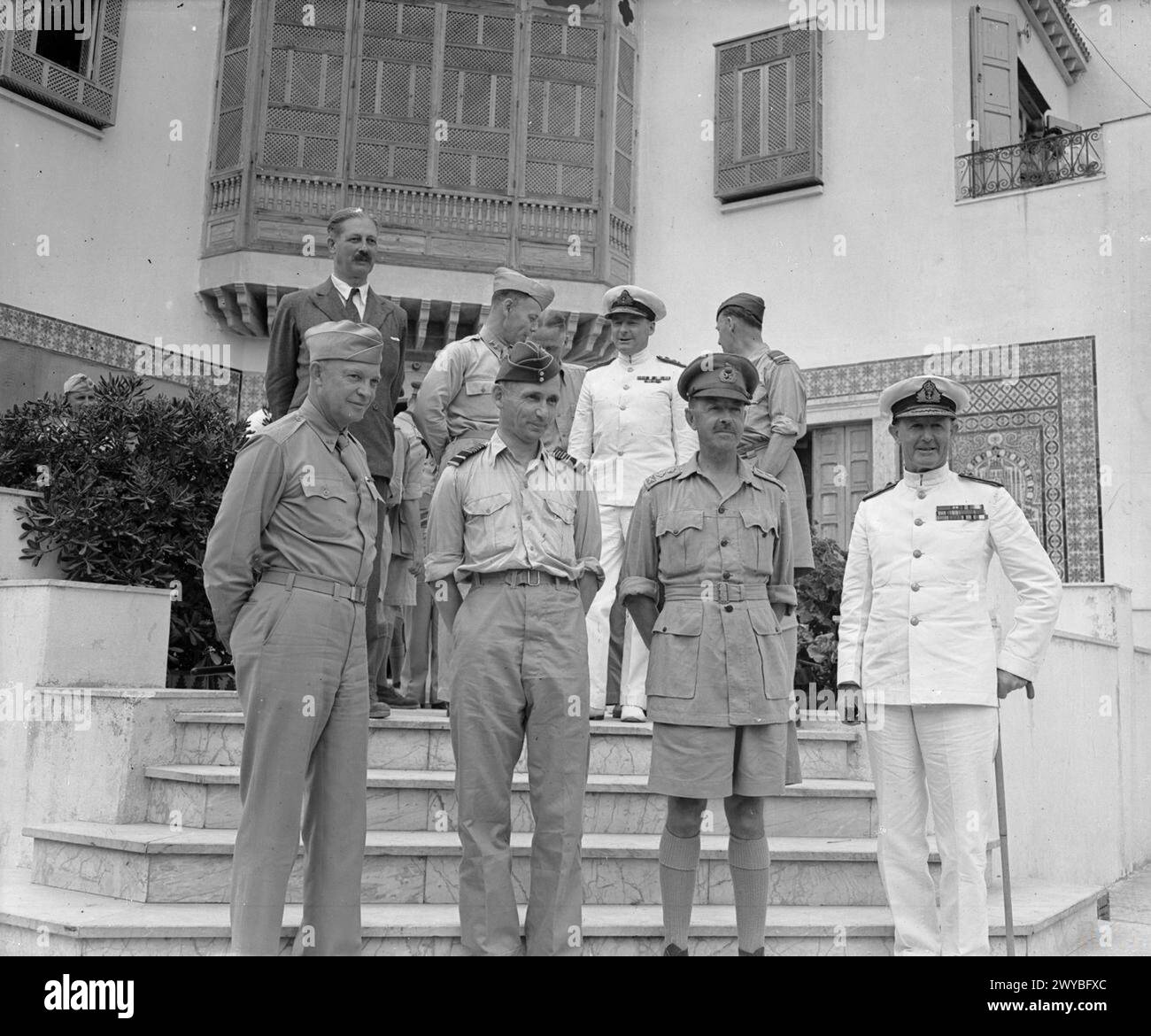 DIE KAMPAGNE IN SIZILIEN 1943 - Persönlichkeiten: Die alliierten Kommandeure der Kampagne fotografiert in Tunesien. In der ersten Reihe von links nach rechts: Der Oberbefehlshaber General Dwight Eisenhower, der Oberbefehlshaber des Luftkommandos Mittelmeer, der Oberbefehlshaber des Luftkommandos Sir Arthur Tedder; der stellvertretende Oberbefehlshaber und der Oberbefehlshaber der Bodenkräfte, General Alexander, und der Oberbefehlshaber der Marine, Mittelmeer, Admiral der Flotte, Sir Andrew Cunningham. In der hinteren Reihe befinden sich der Abgeordnete Harold MacMillan, Brigadegeneral W B Smith und Air Vice Marshal H E P Wigglesworth (rechts). , Eisenhow Stockfoto