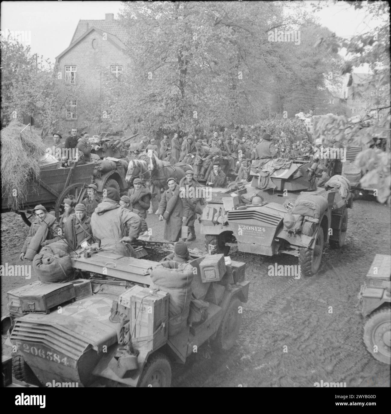 DIE BRITISCHE ARMEE IN NORDWESTEUROPA 1944-45 – Daimler-Pfadfinder und gepanzerte Autos passieren befreite amerikanische KRIEGSGEFANGENE am 2. Mai 1945 in Gudow. , Stockfoto