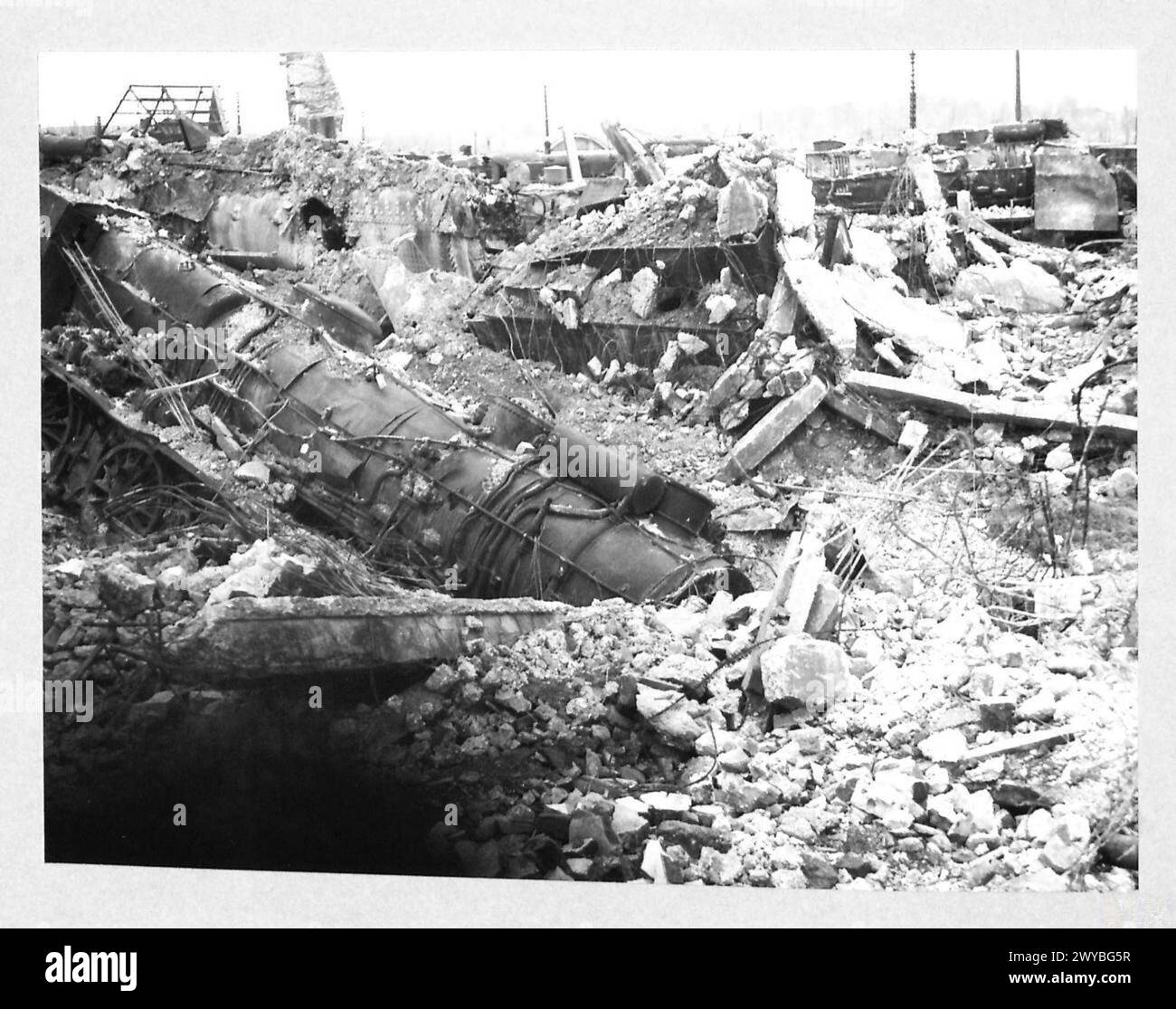 Fotografisches negativ, das die Royal Air Force in Großbritannien in den Jahren 1940–1945 darstellt und Flugzeuge, Personal und operative Aktivitäten während des Zweiten Weltkriegs zeigt Stockfoto