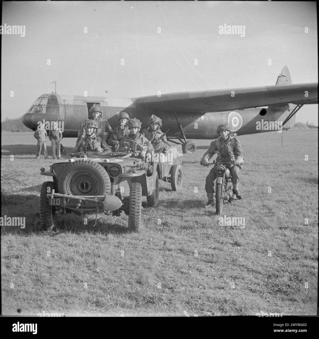 Ein Jeep und ein Motorrad werden am 22. April 1944 während einer großen Luftfahrt der British Army im Vereinigten Königreich von einem Horsa-Segelflugzeug entladen. Stockfoto