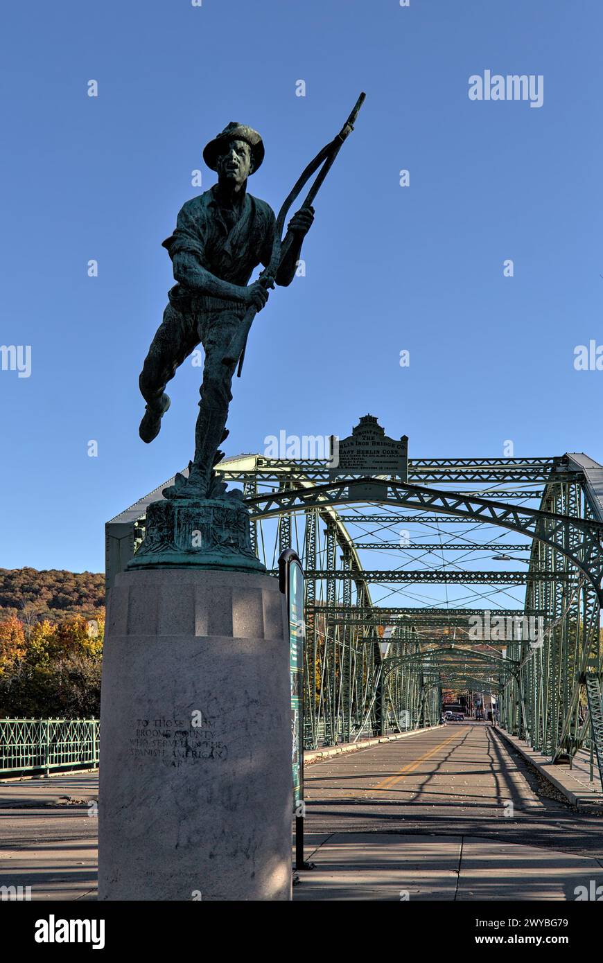 Die Skirmisher-Statue ist eine Hommage an die Soldaten des Broome County, die im Spanisch-Amerikanischen Krieg vor der South Washington Street Parabolic Bridge kämpften Stockfoto