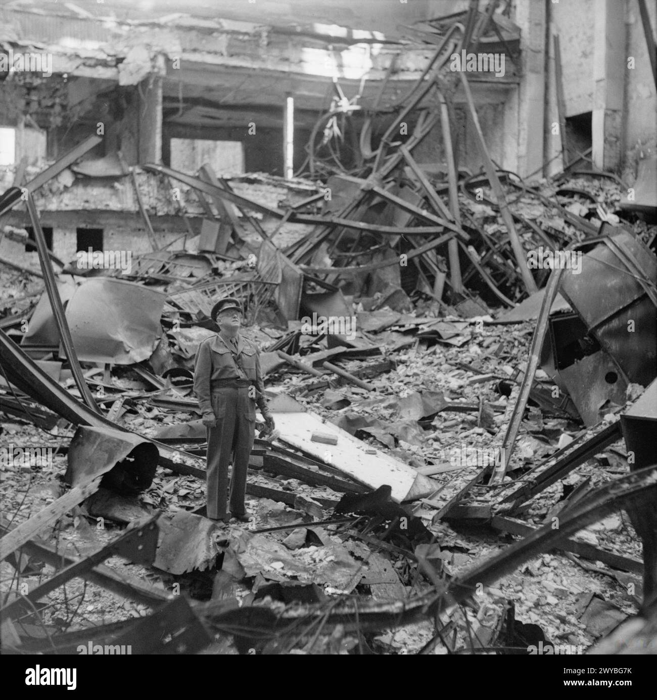 Basil Dean besucht die Ruine des Schiller-Theaters in Berlin. Stockfoto