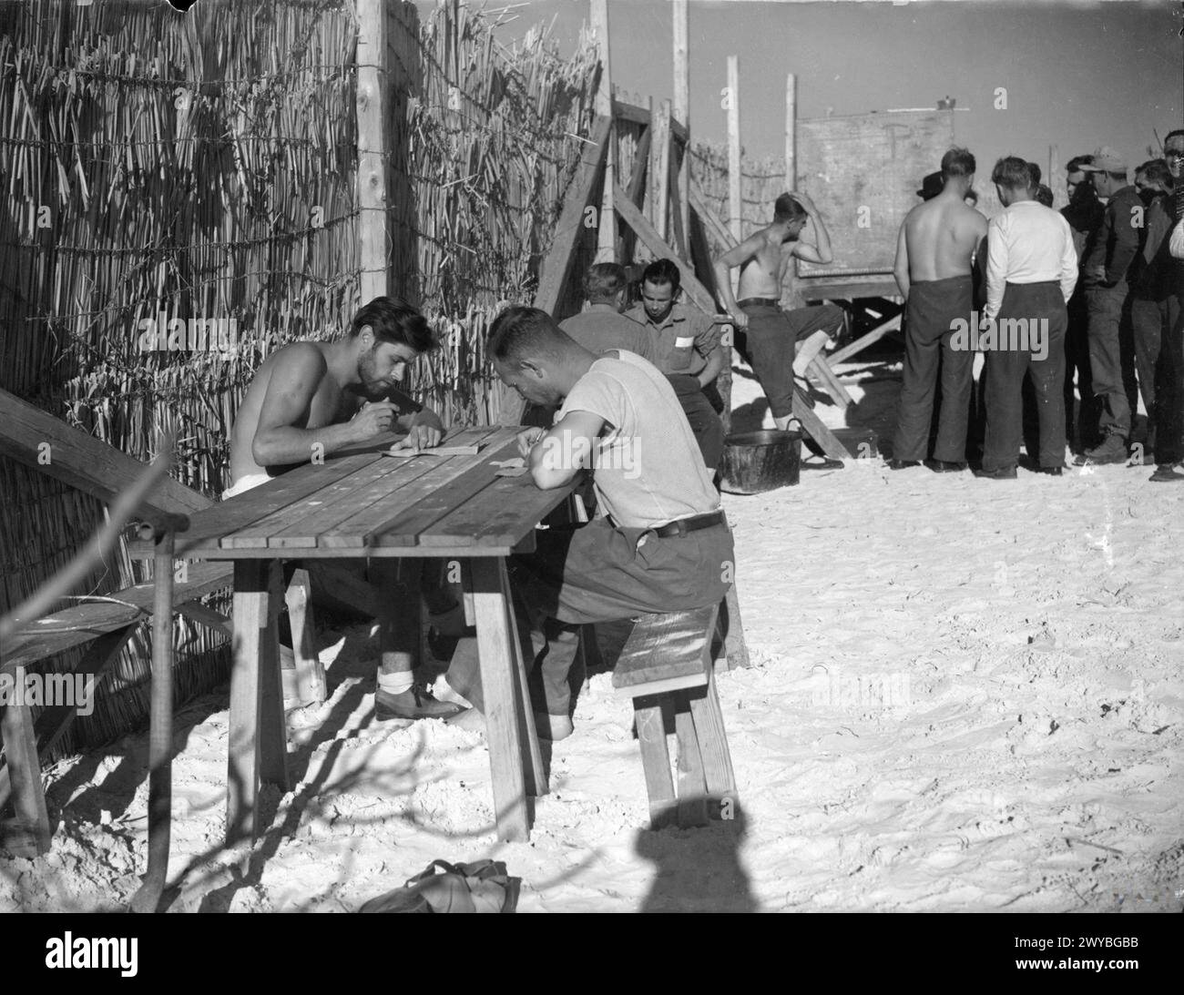 Deutsche U-Boot-Gefangene im Kriegsgefangenenlager Agami, 31. Dezember 1941, Briefe in Gefangenschaft. Stockfoto