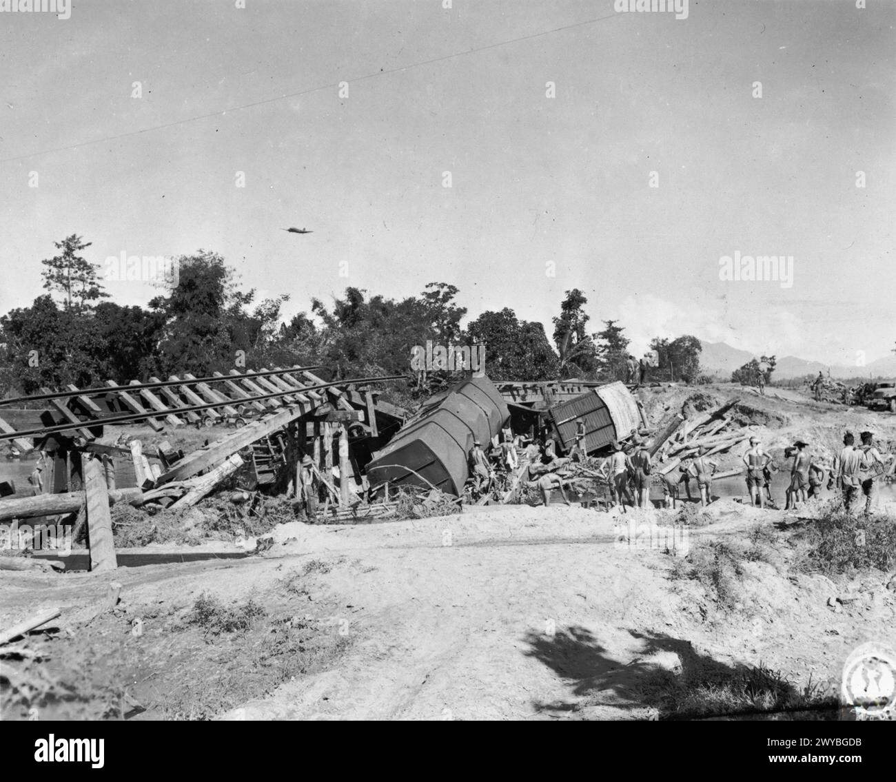 DIE BRITISCHE ARMEE IN BURMA 1944 – Männer der 36. Infanteriedivision beginnen mit dem Bau einer temporären Brücke, die 1944 von den Japanern beim Marsch südlich von Mawlu zerstört wurde. , Stockfoto