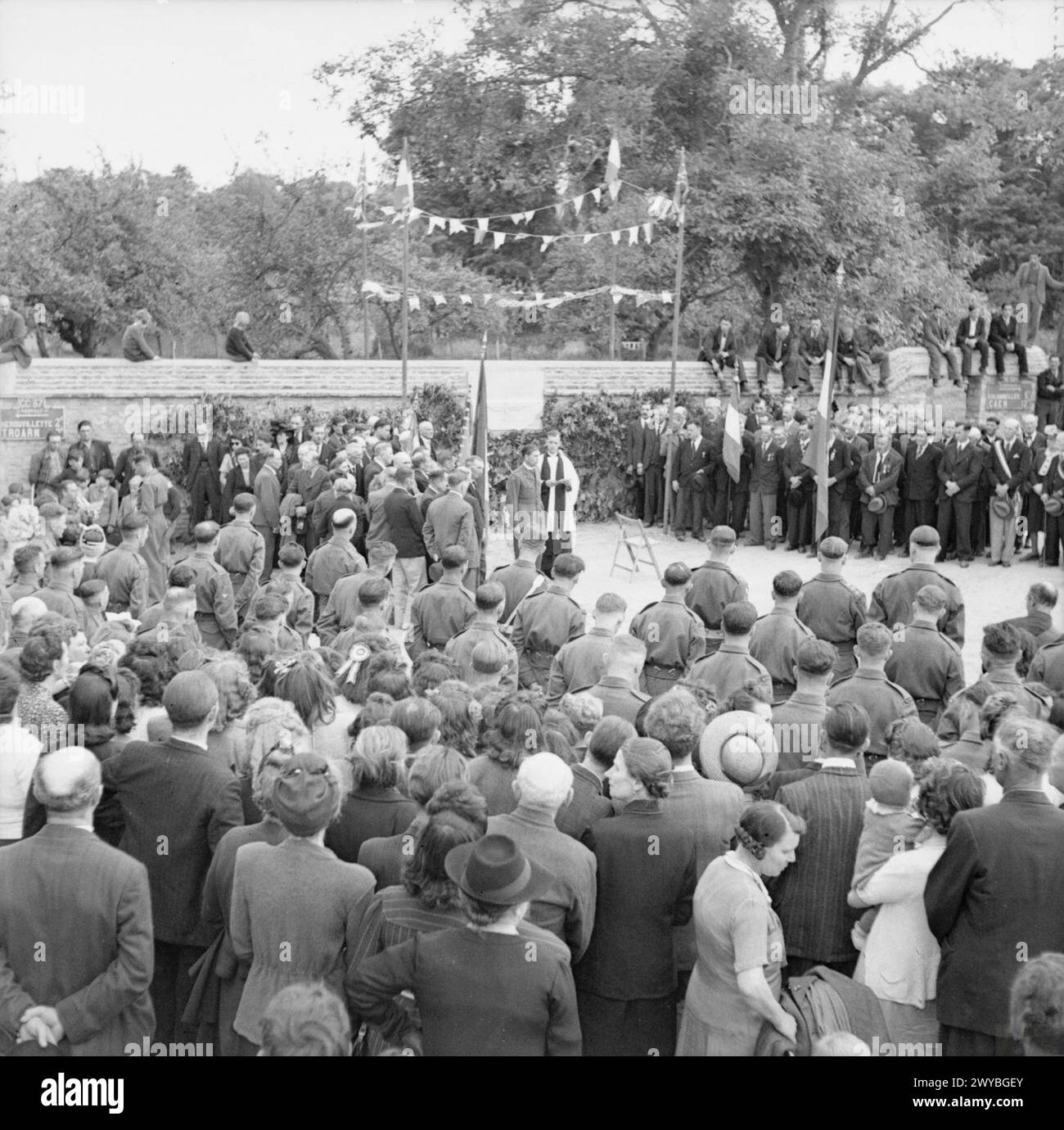 Im Ranville Airborne Memorial wurde ein Gedenkgottesdienst abgehalten, um die Toten während der Landung am D-Day am ersten Jahrestag zu ehren. Stockfoto