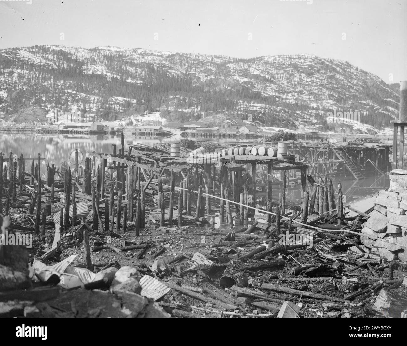 Die Überreste des bombardierten Base Supply Depots in Namsos sind nach einem deutschen Luftangriff während der Evakuierung vom 2. Bis 3. Mai 1940 sichtbar. Stockfoto