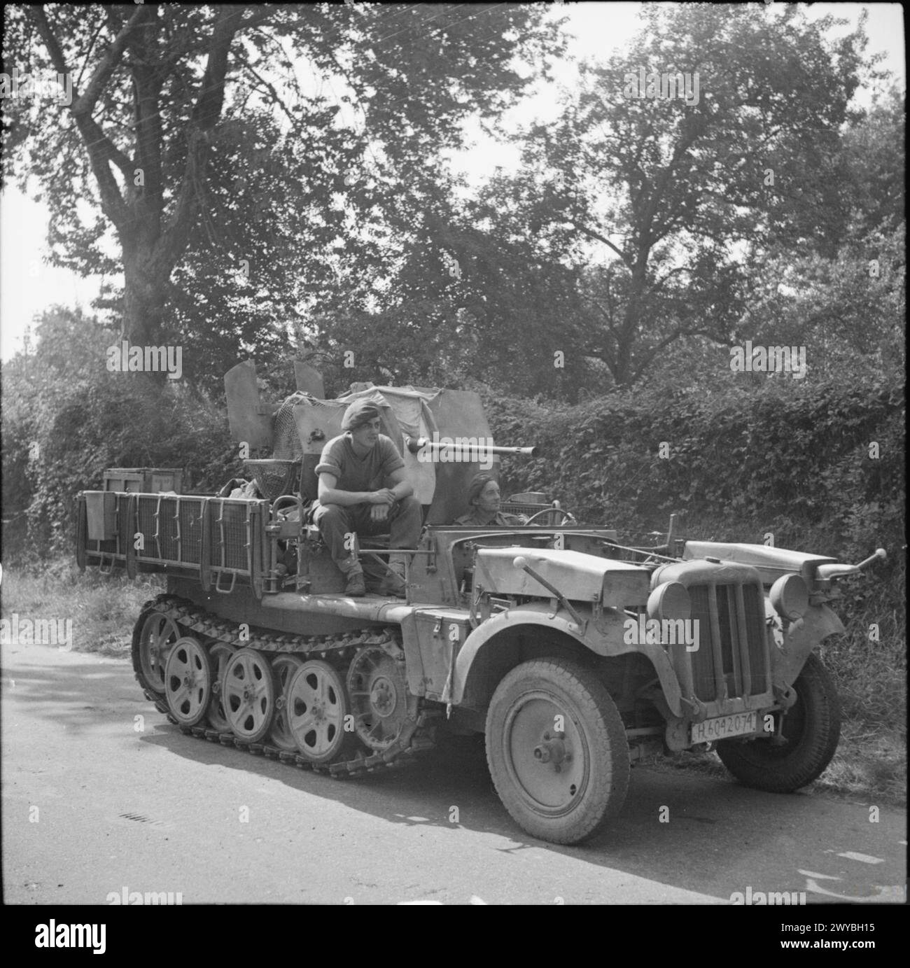6. Luftlandesoldaten der britischen Armee betreiben während des Normandie-Feldzugs am 28. August 1944 eine deutsche Halbbahn, die mit einer 20-mm-Kanone ausgerüstet ist, und greifen dabei erfolgreich ein feindliches Flugzeug an. Stockfoto