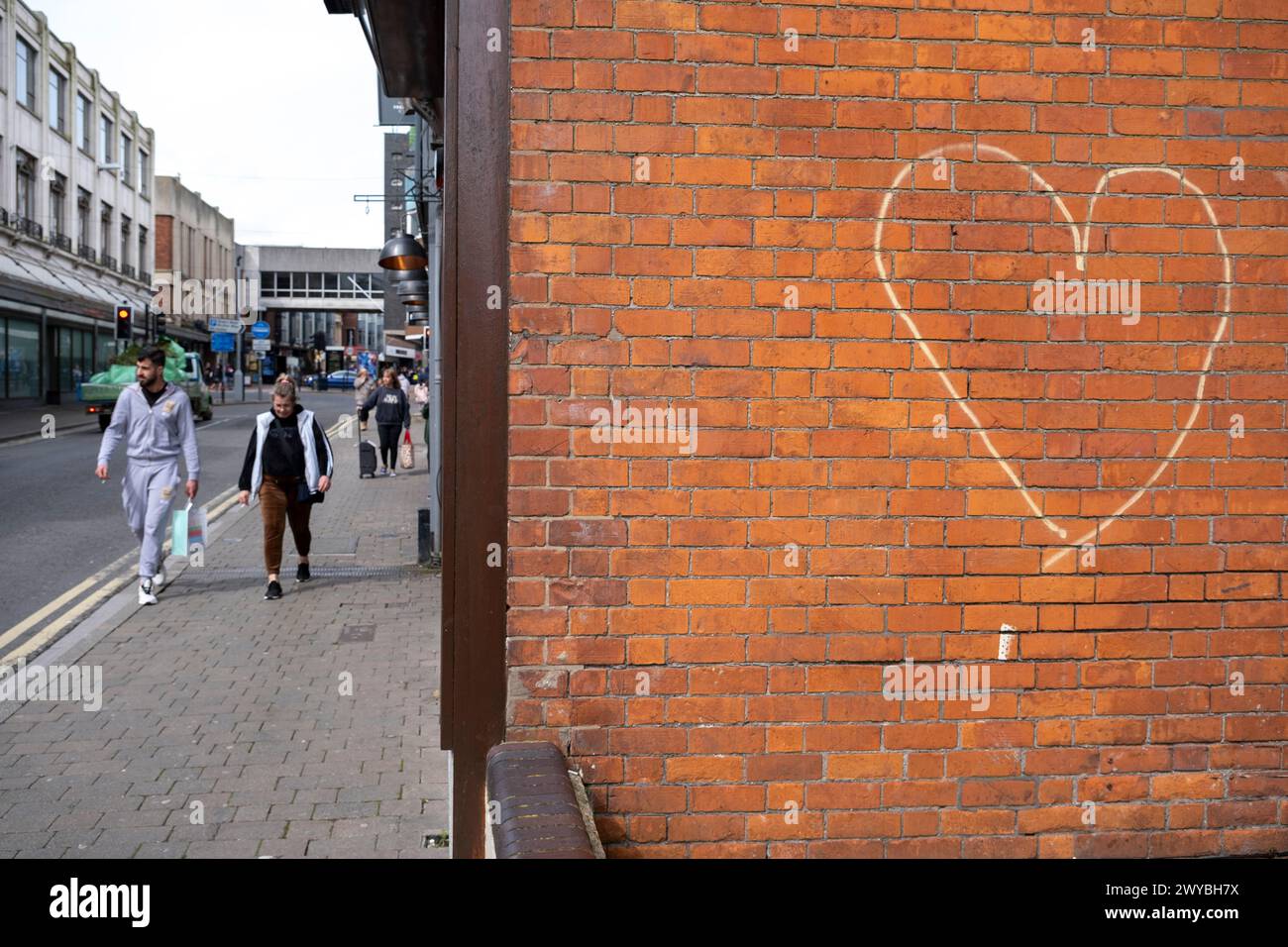 Rudimentäre Herzgraffiti an einer Wand am 2. April 2024 in Gloucester, Großbritannien. Das Stadtzentrum von Gloucester ist ein Beispiel für den Niedergang der britischen Hauptstraße und das, was einige Einheimische als „sterbende Stadt“ bezeichnen, da immer mehr namhafte Einzelhandelsgeschäfte auswandern und Einzelhandelsflächen geschlossen werden, was sich auf die Arbeitsplätze in der Region auswirkt. Mehrere beitragende Faktoren passen sich an, um zu einem Rückgang der Hauptstraßen zu führen, darunter die Senkung der Lebenshaltungskosten aufgrund der Inflation und der Rückgang des Pfundes nach dem Brexit, eine Verlagerung auf Online-Shopping, steigende Mieten und Gemeinkosten, einschließlich der Personallöhne, und Stockfoto