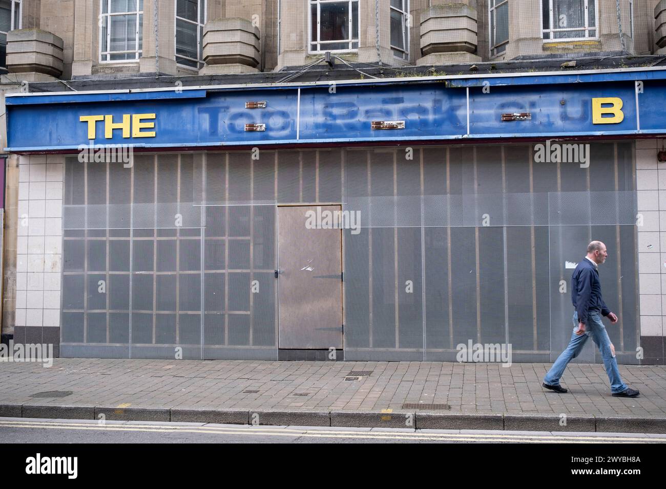 Ein weiteres Beispiel für den Niedergang der britischen High Street am 2. April 2024 in Gloucester, Großbritannien. Das Stadtzentrum von Gloucester ist ein Beispiel für den Niedergang der britischen Hauptstraße und das, was einige Einheimische als „sterbende Stadt“ bezeichnen, da immer mehr namhafte Einzelhandelsgeschäfte auswandern und Einzelhandelsflächen geschlossen werden, was sich auf die Arbeitsplätze in der Region auswirkt. Mehrere beitragende Faktoren passen sich an, um zu einem Rückgang der Hauptstraßen zu führen, darunter die Senkung der Lebenshaltungskosten aufgrund der Inflation und der Rückgang des Pfundes nach dem Brexit, eine Verlagerung hin zum Online-Shopping Stockfoto