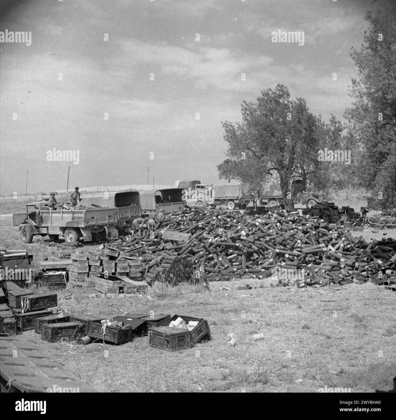 DIE KAMPAGNE IN SIZILIEN 1943 – der Drive for Messina 10. Juli bis 17. August 1943: Ein großer Haufen leerer Granatkästen auf einer britischen Munitionsdeponie in der Catania-Ebene. , Stockfoto