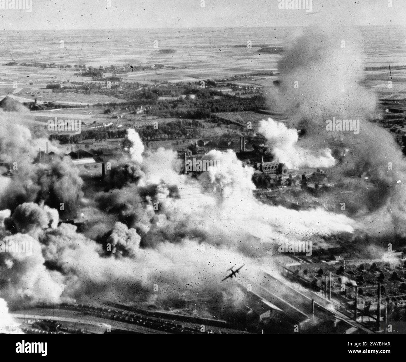 KÖNIGLICHE LUFTWAFFE: KAMPFKOMMANDO, TAKTISCHE LUFTWAFFE, 1943. - Schräge Luftaufnahme, aufgenommen während eines Angriffs auf Stahl- und Rüstungswerke in Denain, Frankreich, von Douglas Bostons aus den Reihen 88, 342 (Freies Französisch) und 107 Squadrons RAF, angeführt von Wing Commander G R England, dem Befehlshaber der letzten Squadron. Eine allgemeine Ansicht des Zielgebiets gegen Ende des Angriffs, als ein Boston nach dem Bombenangriff auf die Ferrolegierungsanlage der Societe Francaise de Construction Mecaniques (im Vordergrund) wegfliegt. Royal Air Force, 88 Squadron, Royal Air Force, 107 Qu Stockfoto