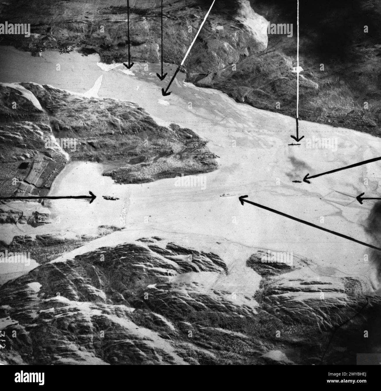 Die Luftaufnahme des Alten Fjords zeigt den Ankerplatz für das Schlachtschiff Tirpitz (Nr. 6) während der Operationen der Royal Navy im Zweiten Weltkrieg Stockfoto