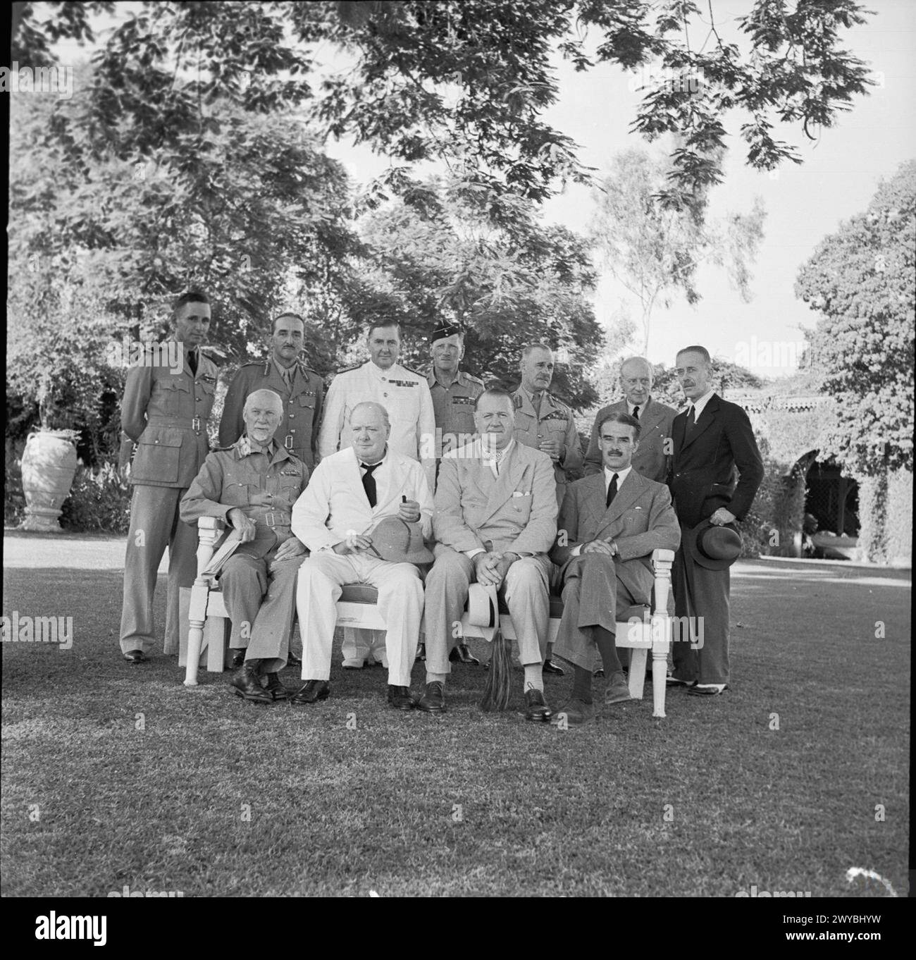 WINSTON CHURCHILL IM ZWEITEN WELTKRIEG – Churchill mit Mitgliedern des Nahost-Kriegsrates in den Gärten der britischen Botschaft in Kairo, 5. August 1942. Hintere Reihe, von links nach rechts: Air Chief Marshal Sir Arthur Tedder, General Sir Alan Brooke, Admiral Sir H Harwood, General Claude Auchinleck, General Wavell, Sir Charles Wilson, Sir Alexander Cadogan. Erste Reihe: Feldmarschall Smuts, Winston Churchill, seine Exzellenz Sir Miles Lampson (britischer Botschafter), Rt Hon R G Casey (Staatsminister Nahost). Tedder, Arthur William, Brooke, Alan Francis, Churchill, Winston Leonard Spencer, Stockfoto