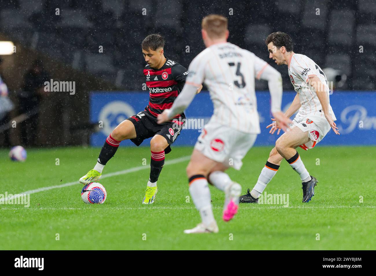 Sydney, Australien. April 2024. Aidan Simmons von den Wanderers kontrolliert den Ball während des A-League Men Rd23-Spiels zwischen den Wanderers und Brisbane Roar im CommBank Stadium am 5. April 2024 in Sydney (Australien) Credit: IOIO IMAGES/Alamy Live News Stockfoto