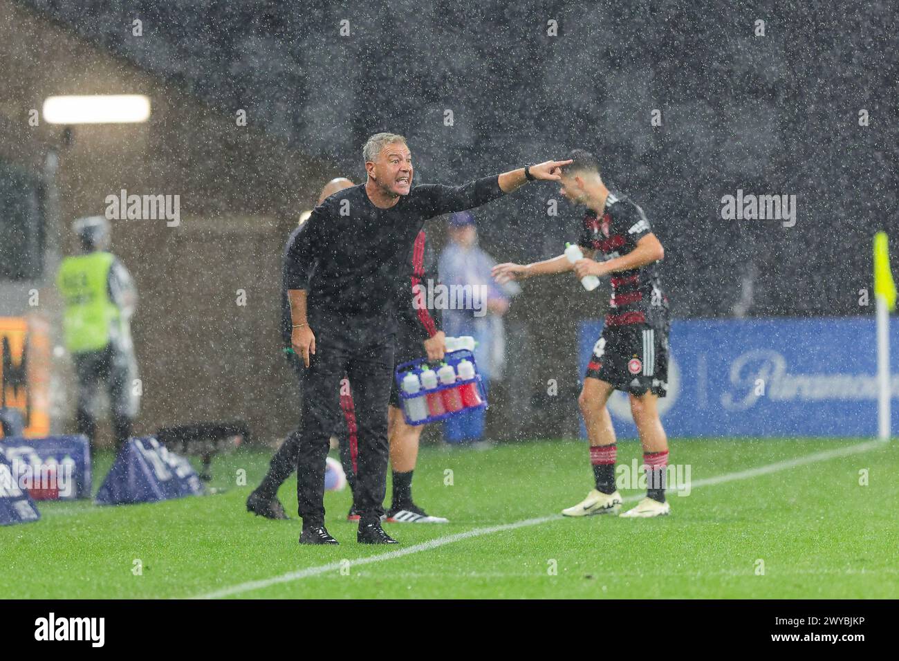 Sydney, Australien. April 2024. Coach Marko Rudan von The Wanderers kommuniziert mit seinen Spielern während des A-League Men Rd23 Spiels zwischen den Wanderers und Brisbane Roar im CommBank Stadium am 5. April 2024 in Sydney, Australien Credit: IOIO IMAGES/Alamy Live News Stockfoto