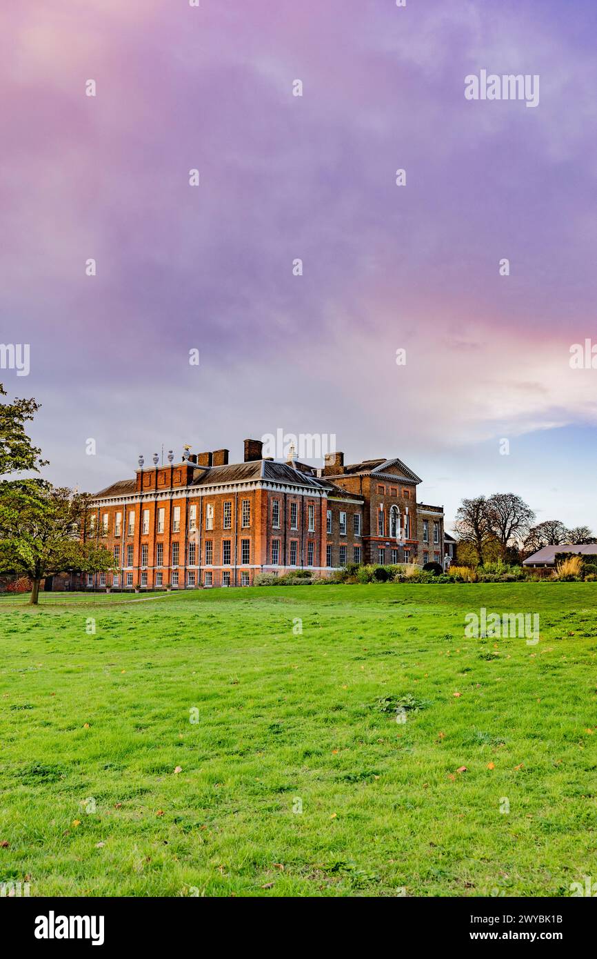 Kensington Palace ist eine königliche Residenz in Kensington Gärten, im Royal Borough von Kensington und Chelsea in London, England. Stockfoto