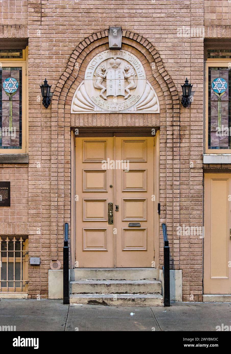 New York, NY - 14. Oktober 2023: Eintritt in die jüdische Synagoge und das Museum Kehila Kedosha Janina auf der Lower East Side von Manhattan. Stockfoto