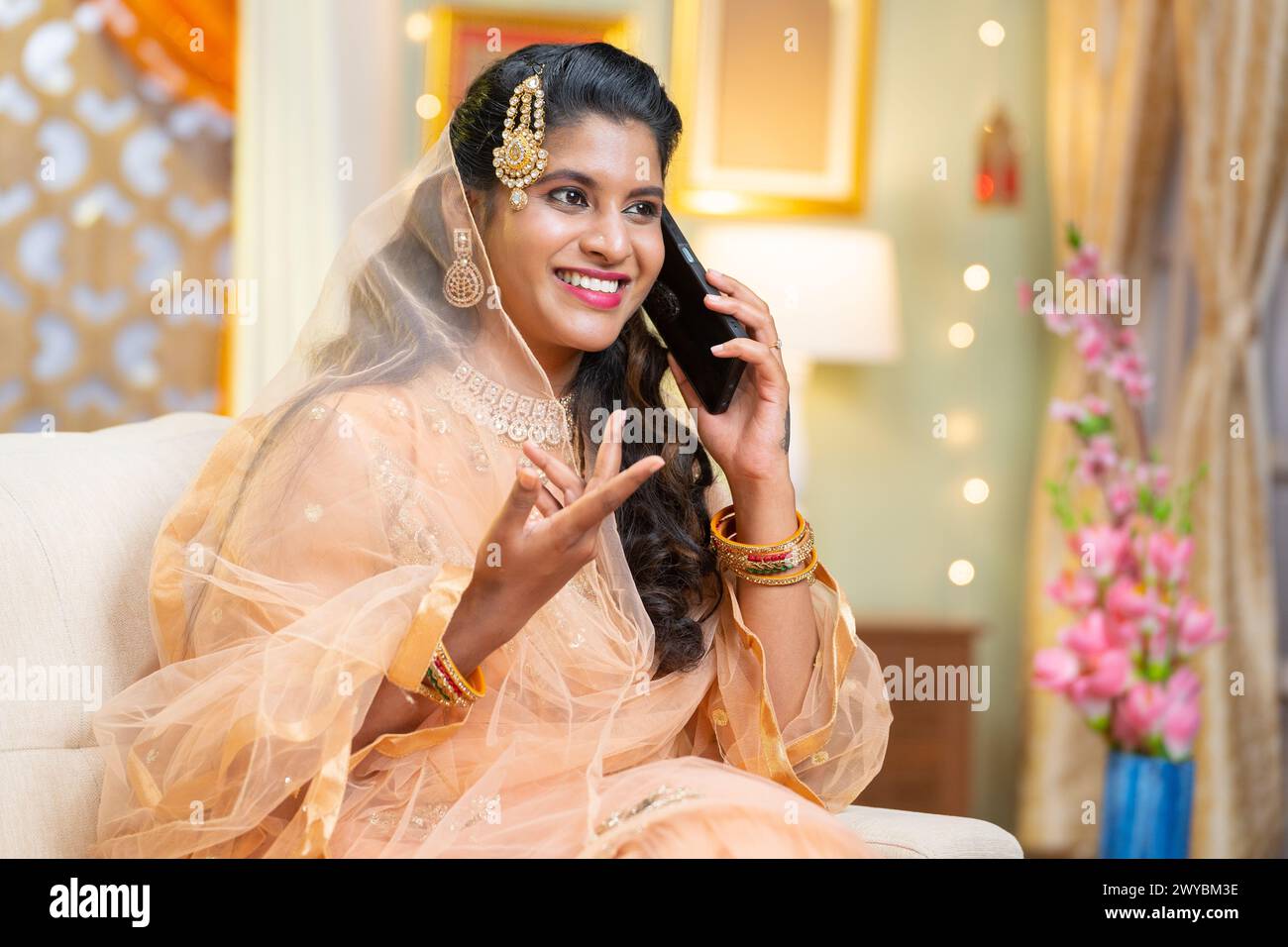 Indische muslimische Frau, die während des ramadan zu Hause telefoniert oder über das Mobiltelefon gesprochen hat - Konzept des islamischen Festivals, Traditionen und Technologie. Stockfoto