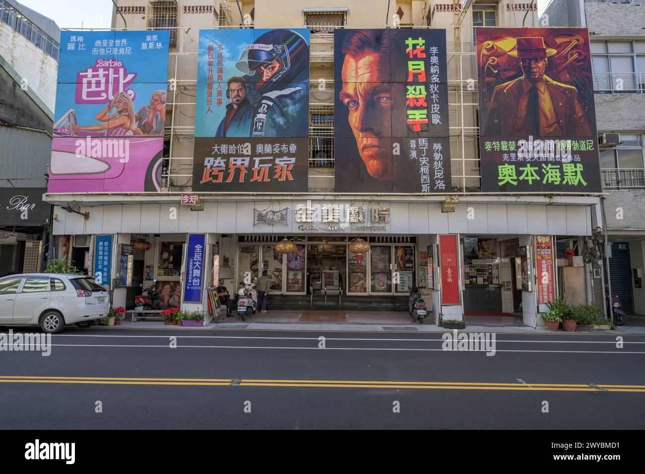 Eine ruhige Straßenszene mit den farbenfrohen Filmplakaten in Tainan Stockfoto