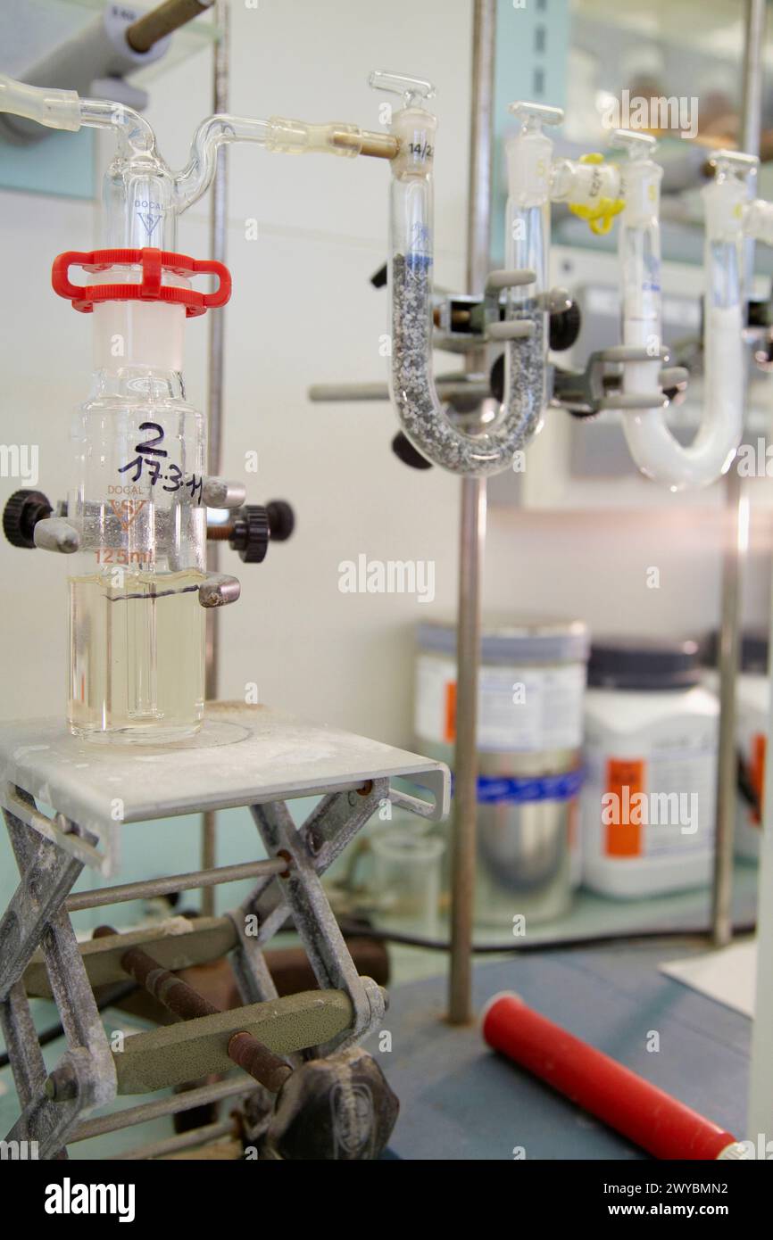 Test zur Bestimmung des Parameters für CO2 in Luftemissionen aus Herstellungsverfahren von Baustoffen, Kyoto-Protokoll, Labor, Forschung zu Baustoffen, Tecnalia Research & Innovation, Zamudio, Bizkaia, Baskenland, Spanien. Stockfoto