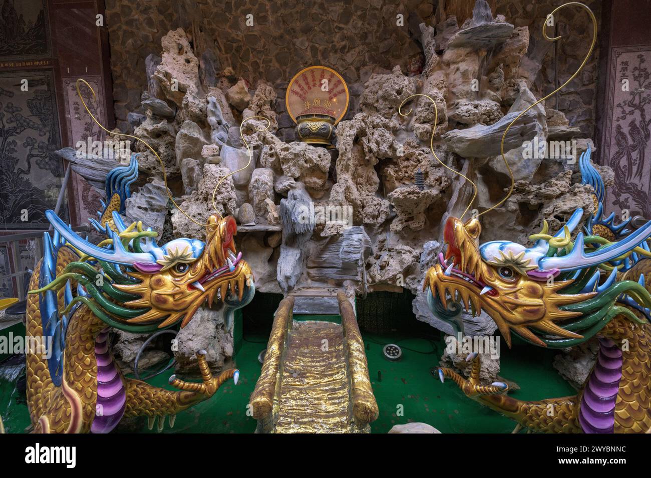Teich mit mythologischen Schnitzereien im Sicao Dazhong Tempel, der Handwerkskunst und kulturelles Erbe zeigt Stockfoto