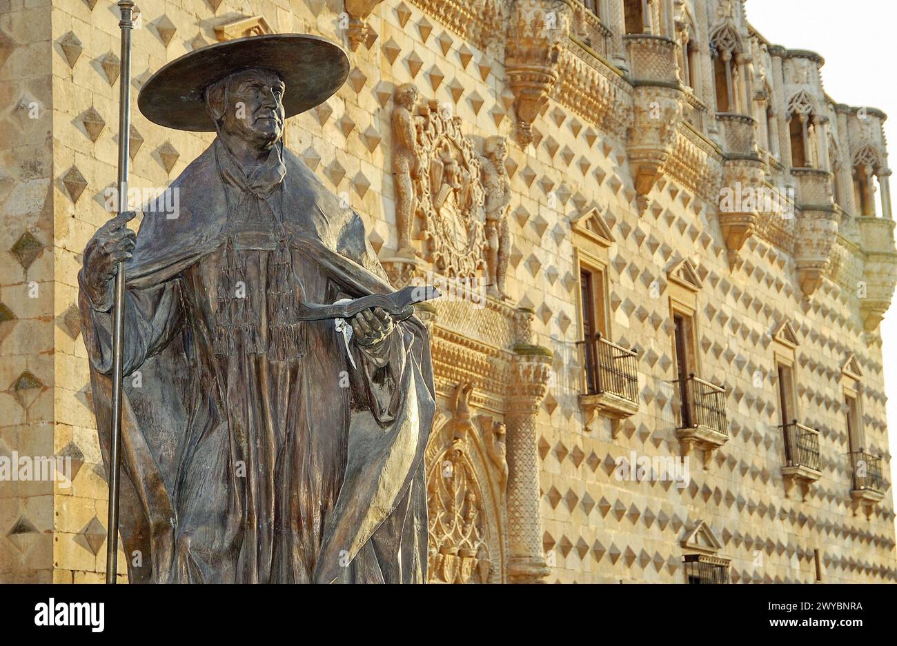 Denkmal für Kardinal Pedro González de Mendoza vor dem Palacio del Infantado (1480-83) von Juan Guas. Guadalajara. Spanien. Stockfoto