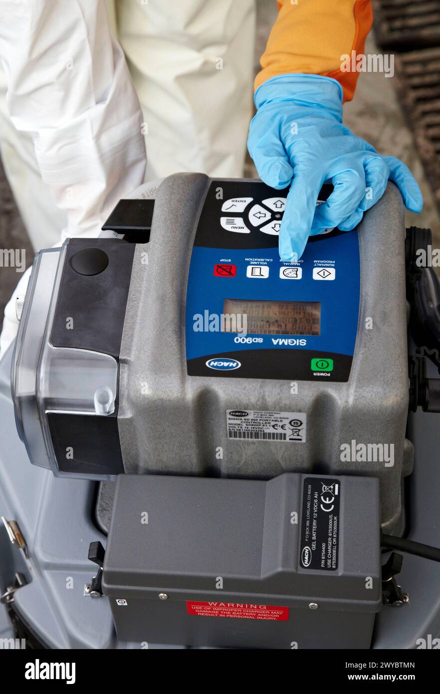 Azti-Tecnalia Forscher sammelt Wasserproben für Analysen, Box Waschmaschine, Mercabilbao Obst und Gemüse Großhandel, Basauri, Bilbao, Bizkaia, Euskadi, Spanien. Stockfoto