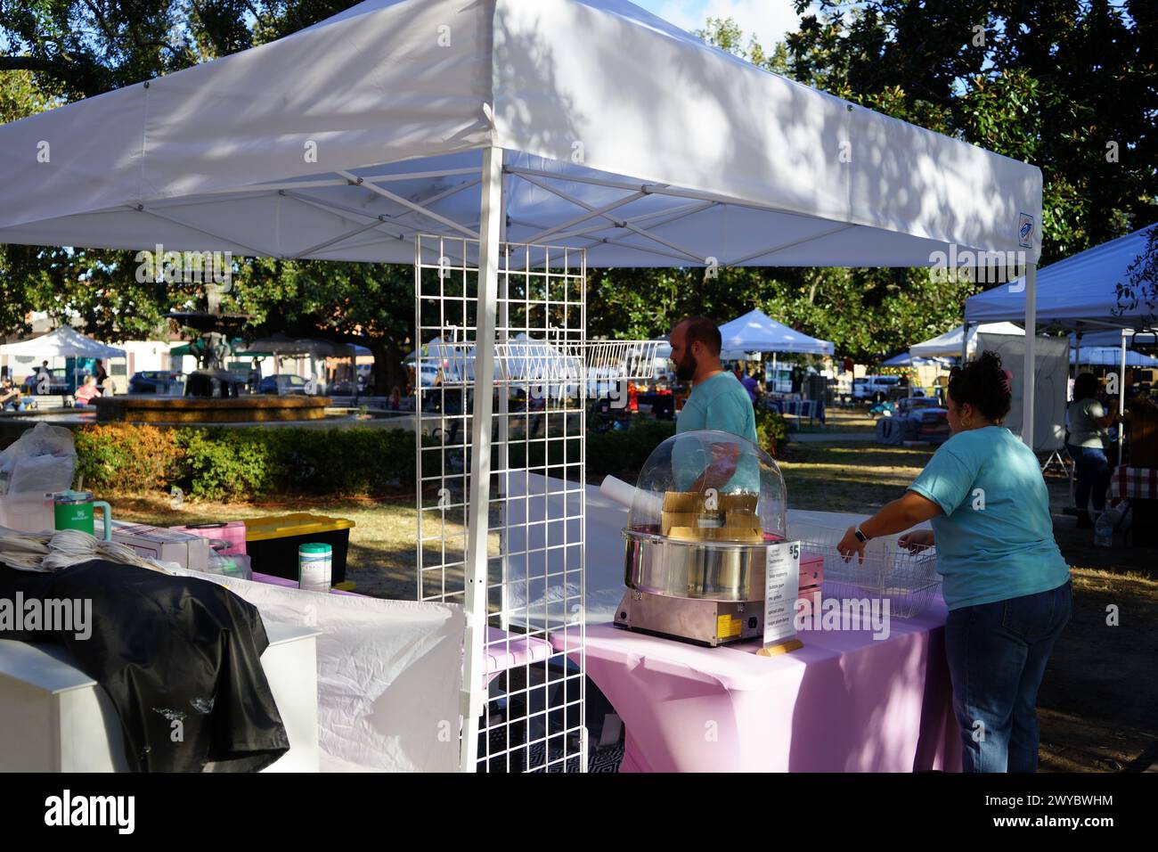 Verkaufsstand mit süßen Köstlichkeiten auf der Plaza Ferdinand VII, Pensacola, am 8. November 2023. Stockfoto