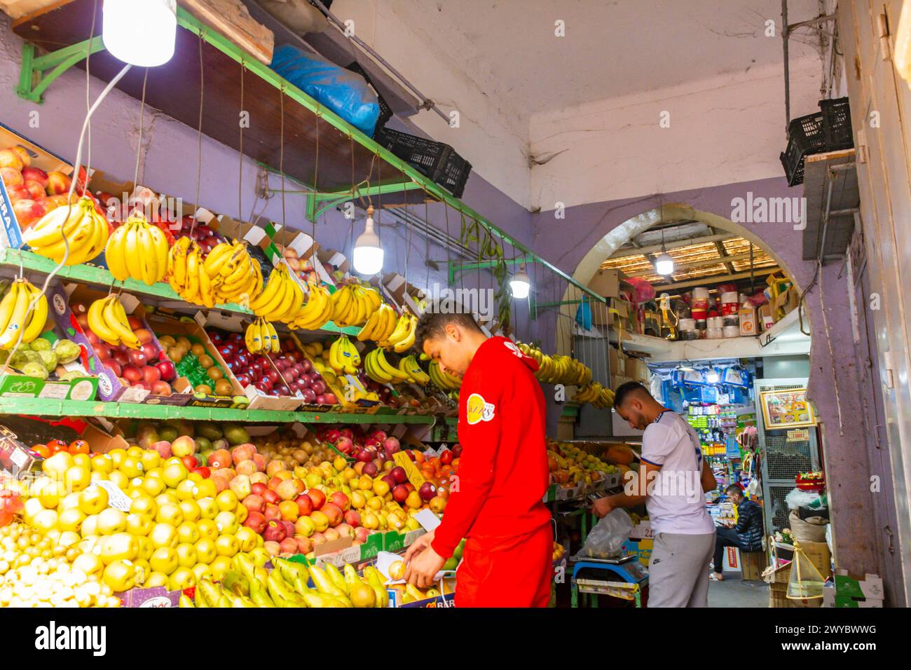 Tanger, Marokko. 16. Oktober 2022 - Obststand auf dem zentralen Markt in der Medina Stockfoto