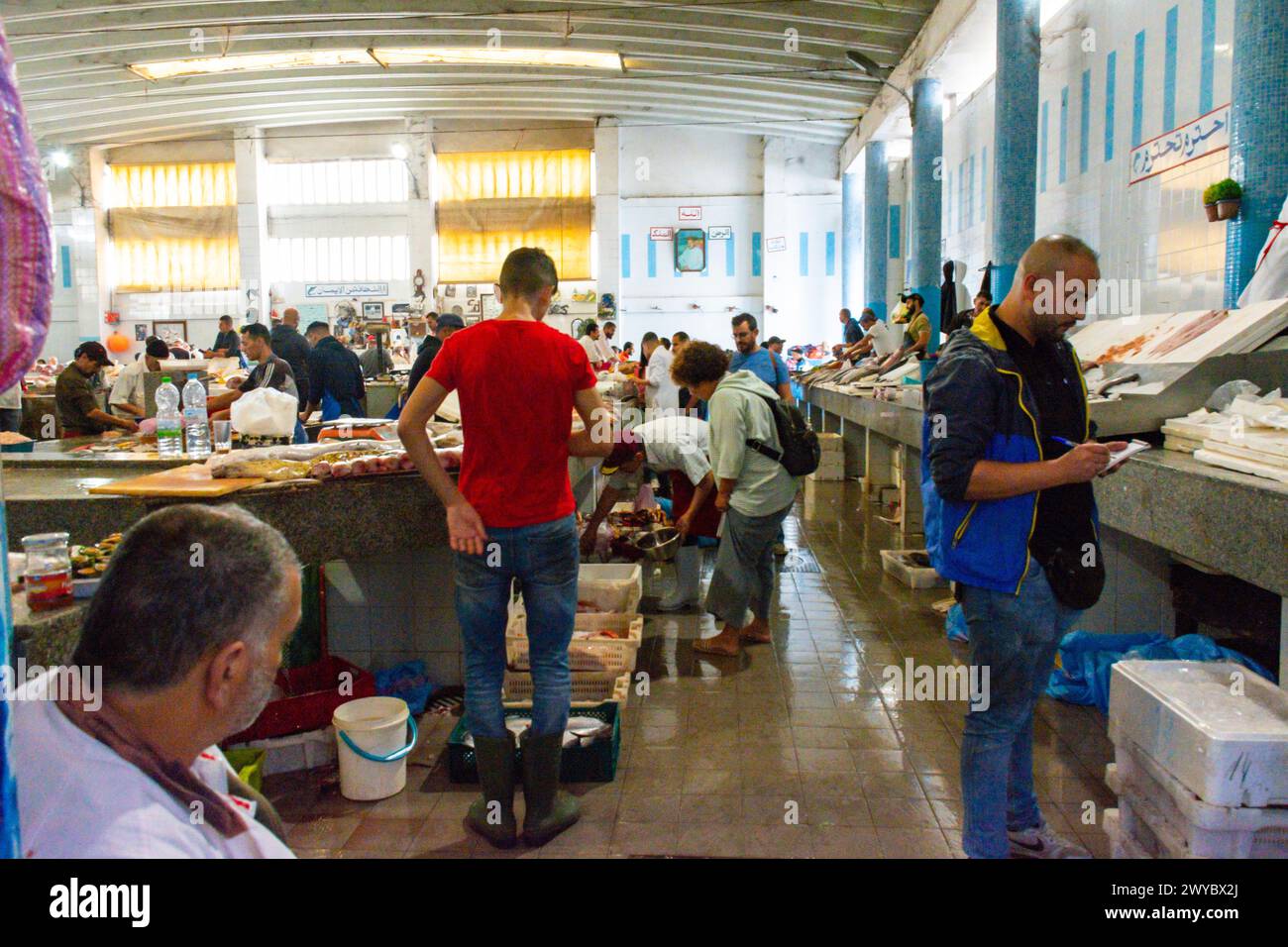Tanger, Marokko. 16. Oktober 2022 - einige Fischstände auf dem zentralen Markt in der Medina Stockfoto