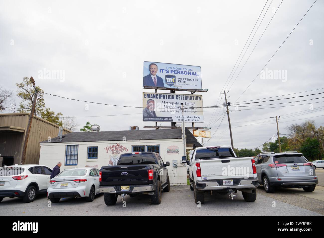 Der Hamburger King in Montgomery, AL, mit seinem voll ausgestatteten Parkplatz, befindet sich unter Reklametafeln und zeigt Gemeindeveranstaltungen und -Dienste am 22. November 2023. Stockfoto