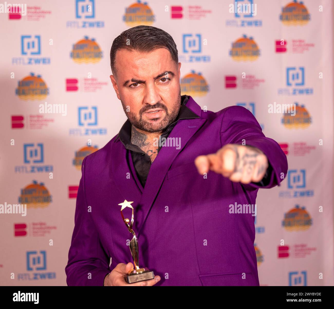 Köln, Deutschland. April 2024. Sänger Cosimo Citiolo kommt zur Vorführung der neuen Staffel von „Battle of the Reality Stars“. Quelle: Thomas Banneyer/dpa/Alamy Live News Stockfoto