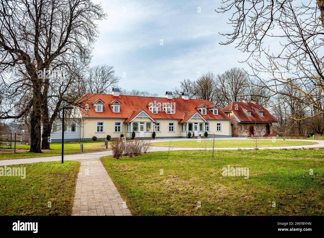 Berkenes Manor ist eines der ältesten kleinen Herrenhäuser in Zemgale, Lettland. An einem malerischen Ort gelegen und im frühklassizistischen Stil gebaut. Stockfoto