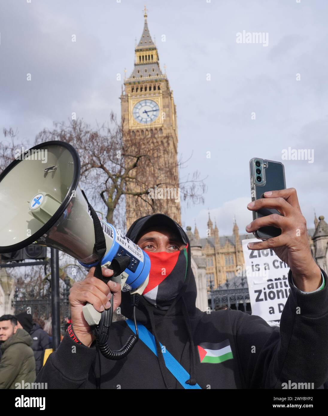 Demonstranten marschieren durch London während einer von der Islamischen Menschenrechtskommission organisierten Kundgebung zum Al-Quds-Tag zur Unterstützung der Palästinenser. Bilddatum: Freitag, 5. April 2024. Stockfoto