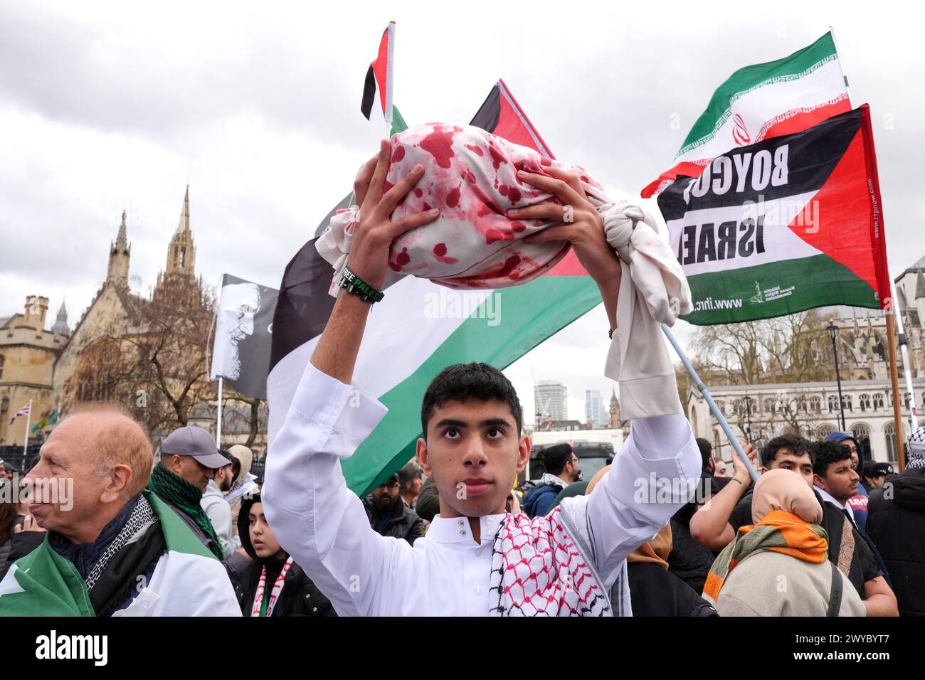 Demonstranten marschieren durch London während einer von der Islamischen Menschenrechtskommission organisierten Kundgebung zum Al-Quds-Tag zur Unterstützung der Palästinenser. Bilddatum: Freitag, 5. April 2024. Stockfoto