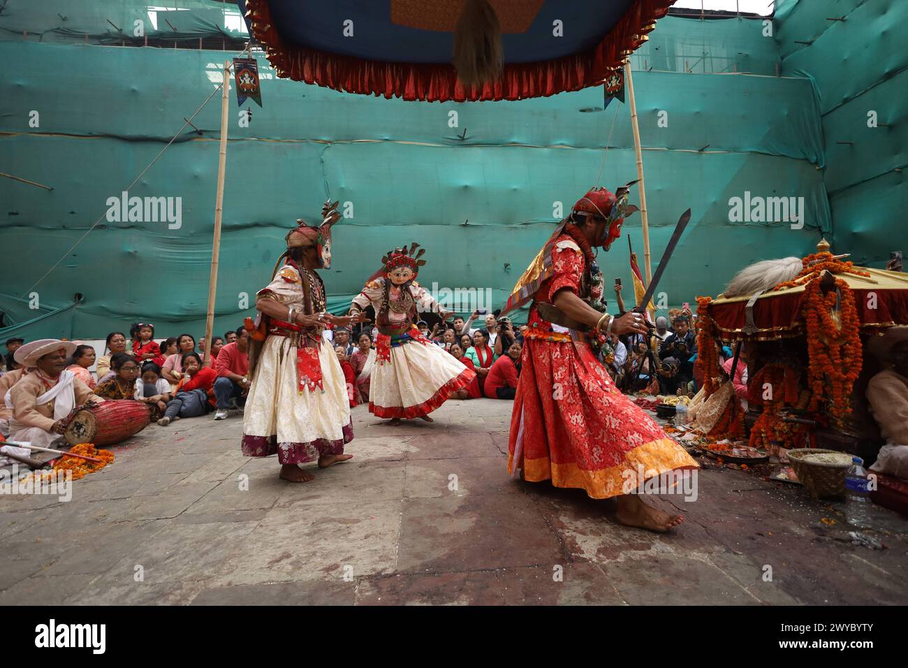 RUDRAYANI NAACH IN KATHMANDU NACH 12 JAHREN spielen nepalesische maskierte Tänzer in Form von hinduistischen Gottheiten Tanz im Nasal Chowk auf dem Kathmandu Durbar Platz. ein UNESCO-Weltkulturerbe Nepals als als Teil von Rudrayani Devi Naach, das am 5. April 2024 in Kathmandu in 12 Jahren stattfand. Maskierte Tänzer aus der antiken Stadt Khokana im Bezirk Lalitpur reisen alle 12 Jahre nach Kathmandu, um den Tanz als Teil der fortgesetzten Tradition im Himalaya zu präsentieren. Copyright: XSubashxShresthax Stockfoto