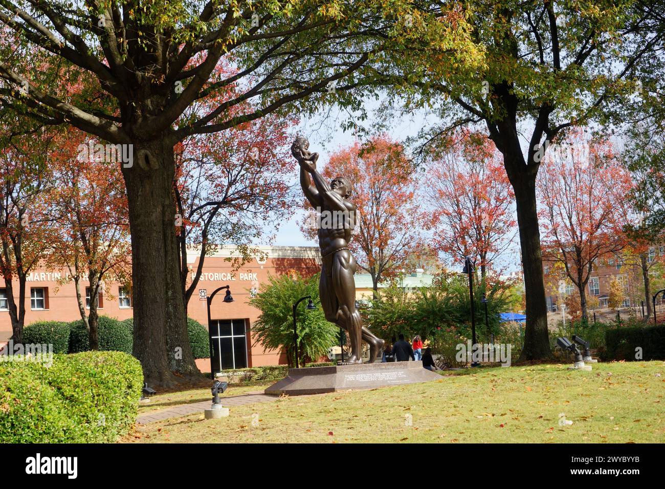Bronzestatue von MLK Jr., mit erhobenen Armen, im MLK National Historical Park, Atlanta, am 23. November 2023. Stockfoto