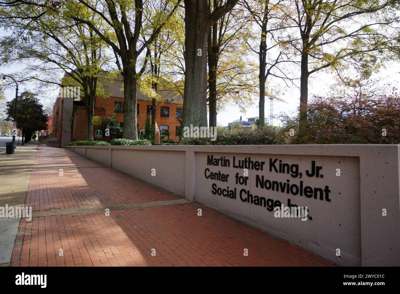 Martin Luther King Jr. Das Zentrum befindet sich im National Historical Park in Atlanta, der am 23. November 2023 inmitten farbenfroher Herbstbäume aufgenommen wurde. Stockfoto
