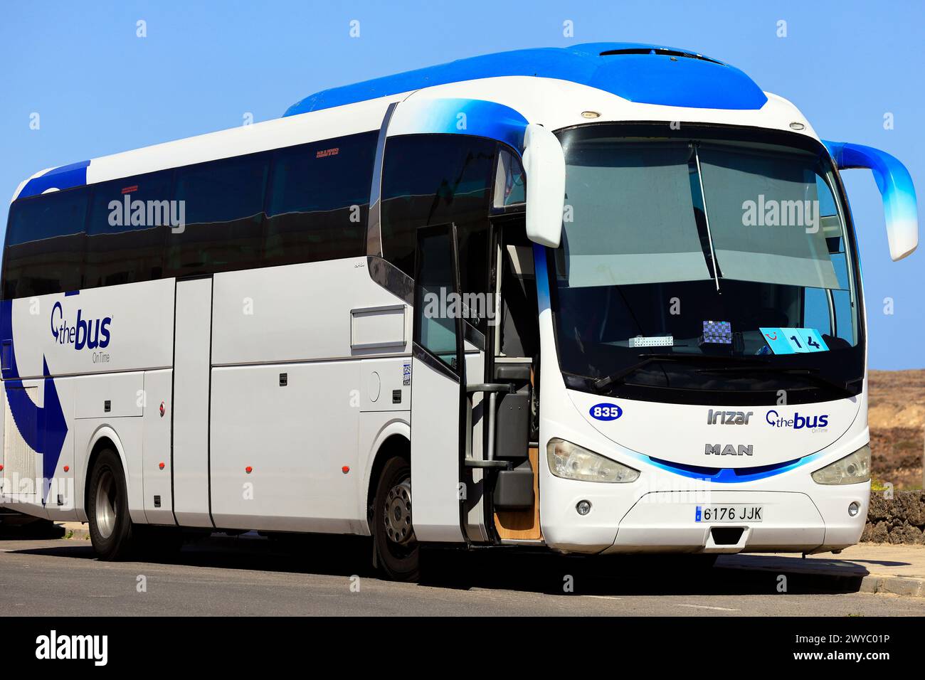 Der Bus parkt am Straßenrand, El Cotillo, Fuerteventura. Vom Februar 2024 Stockfoto