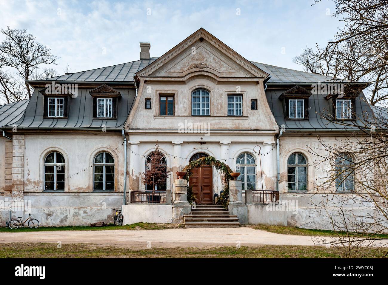 Das Herrenhaus Abgunste ist ein Kulturdenkmal von nationaler Bedeutung. Blick auf ein wunderschönes altes Herrenhaus in Lettland. Stockfoto