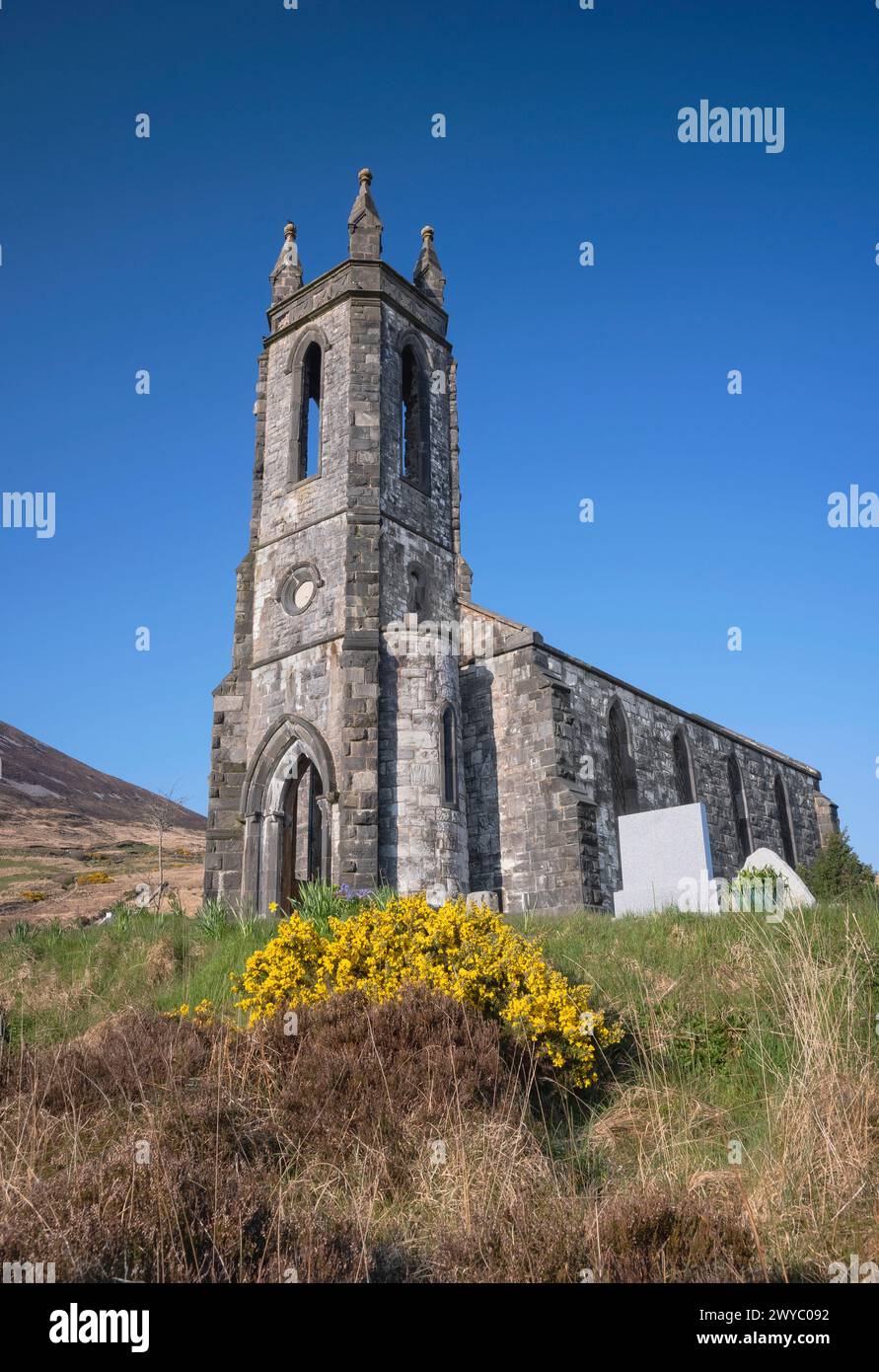 Republik Irland, County Donegal, Dunlewey, Ruine der Dunlewey Church of Ireland, das von Jane Smith Russell als Gedenken an ihren Mann, James Russell, dem Besitzer des Dunlewey Estate, erbaut wurde. Stockfoto