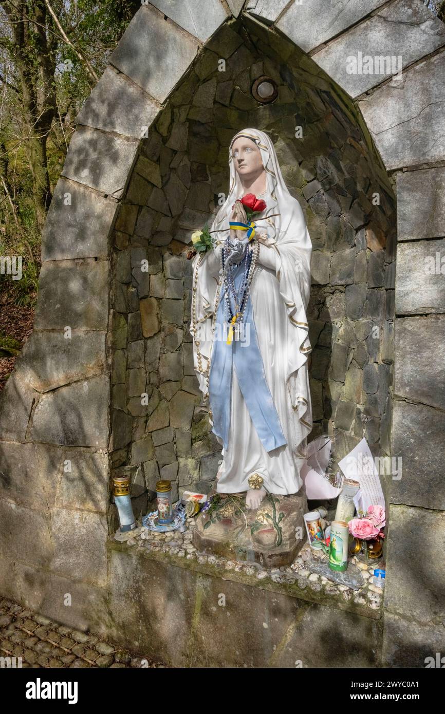 Republik Irland, County Donegal, Kilmacrennan, Doon Holy Well, Altarschrein für die Heilige Jungfrau Maria an der Stelle. Stockfoto