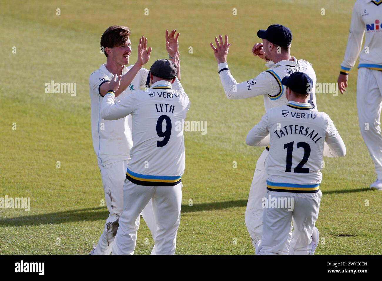 George Hill in Yorkshire feiert, nachdem er am ersten Tag des Vitality County Championship-Matches in Headingley, Leeds, den Wicket von Louis Kimber in Leicestershire erobert hat. Bilddatum: Freitag, 5. April 2024. Stockfoto